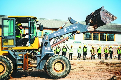 免费技能培训与工程技术服务，助力灾区重建与居民技能提升